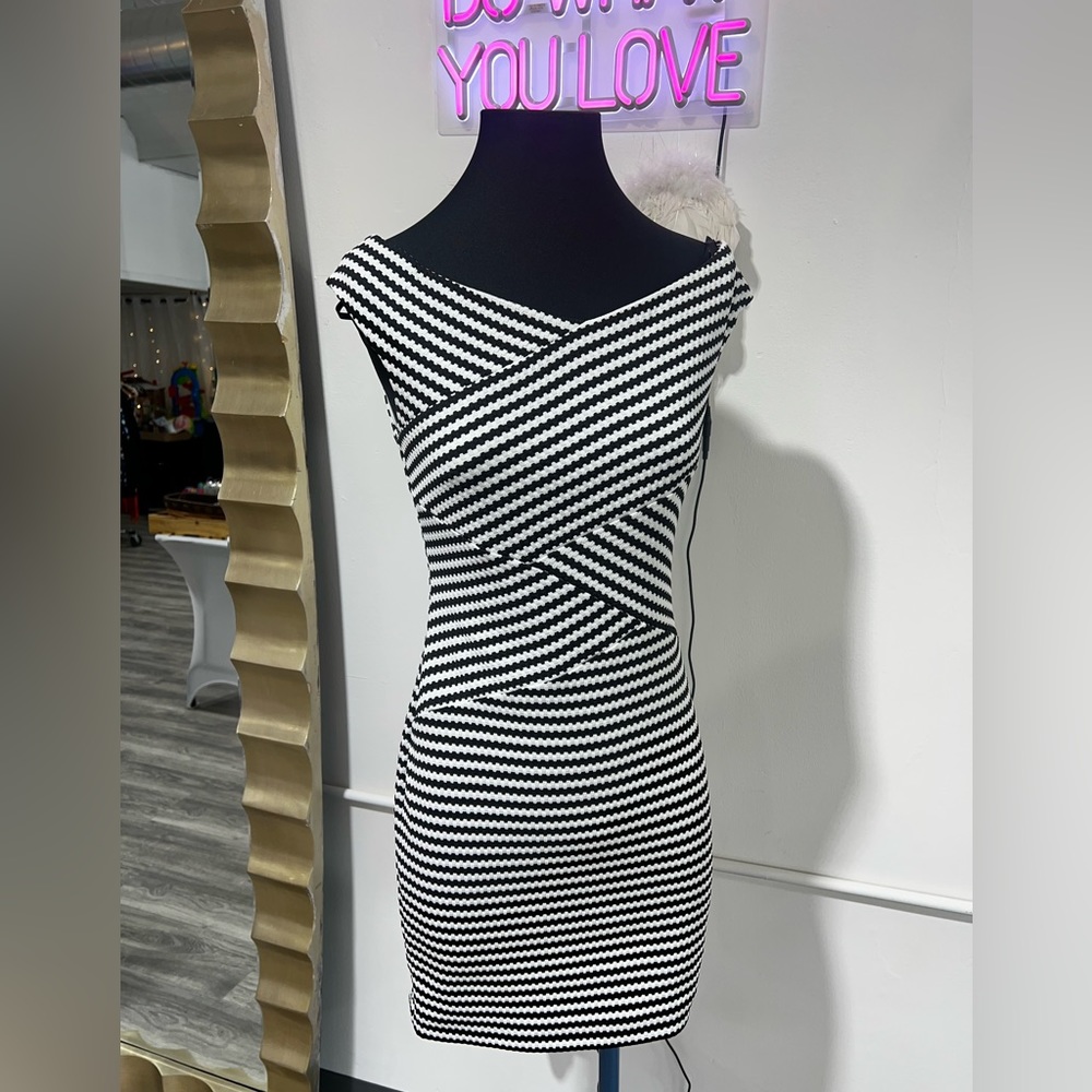 Guess off the shoulder dress size 4